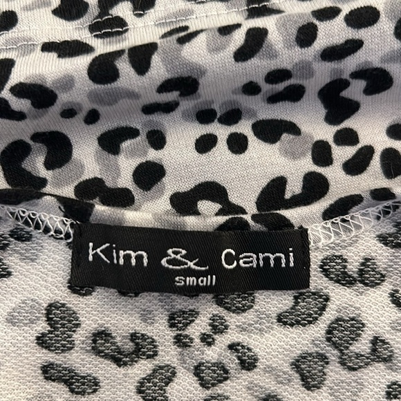 Kim & Cami Leopard White Black Gray Oversized Short Sleeve Top Size Small - Picture 5 of 6
